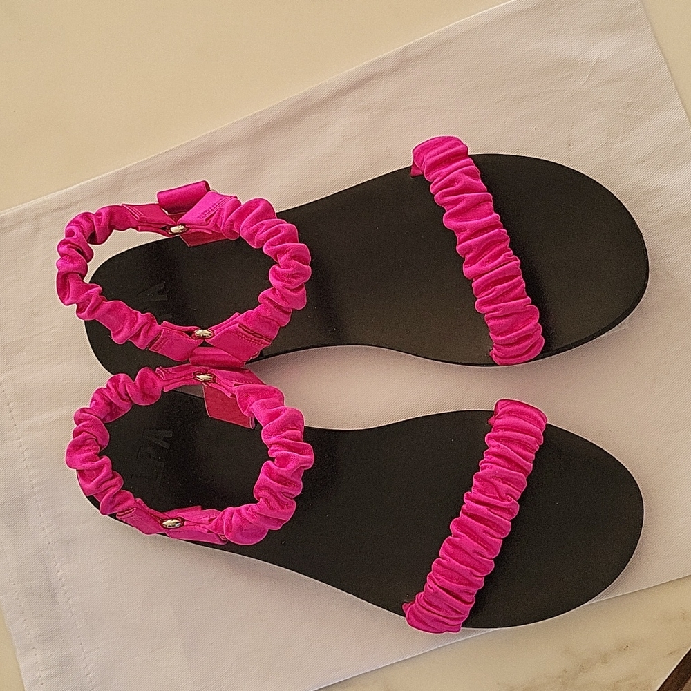 New!!! Flat Sandal in Fucshia LPA Size 9
